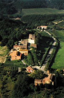 veduta aerea del Castello e della Pieve di Coiano (24772 bytes)
